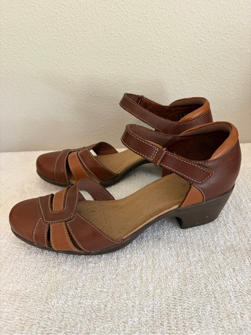 11W Clarks “Emily Daisy” Two-Tone Brown Leather Mary Janes